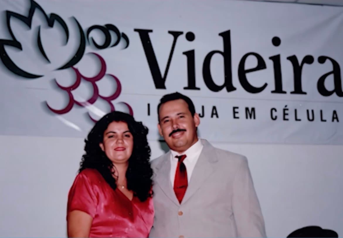 Registro dos primeiros anos: o pastor Aluízio Silva diante do letreiro original da Videira, Igreja em Células